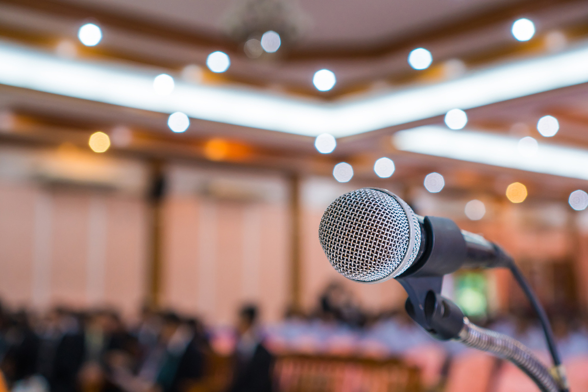 Speaker microphone in a presentation room of an in-person event